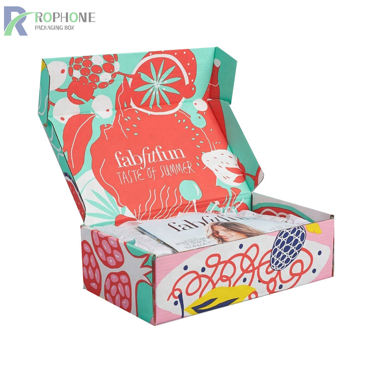Kulay na corrugated mailing box